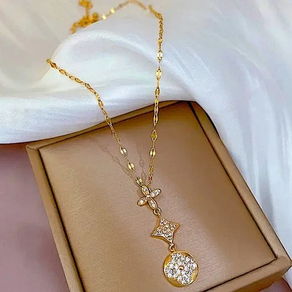 Gold Flour Leaf Clover Cubic Zircon Necklace - Picture 3 of 6